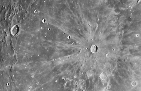 причина образования кратеров на луне